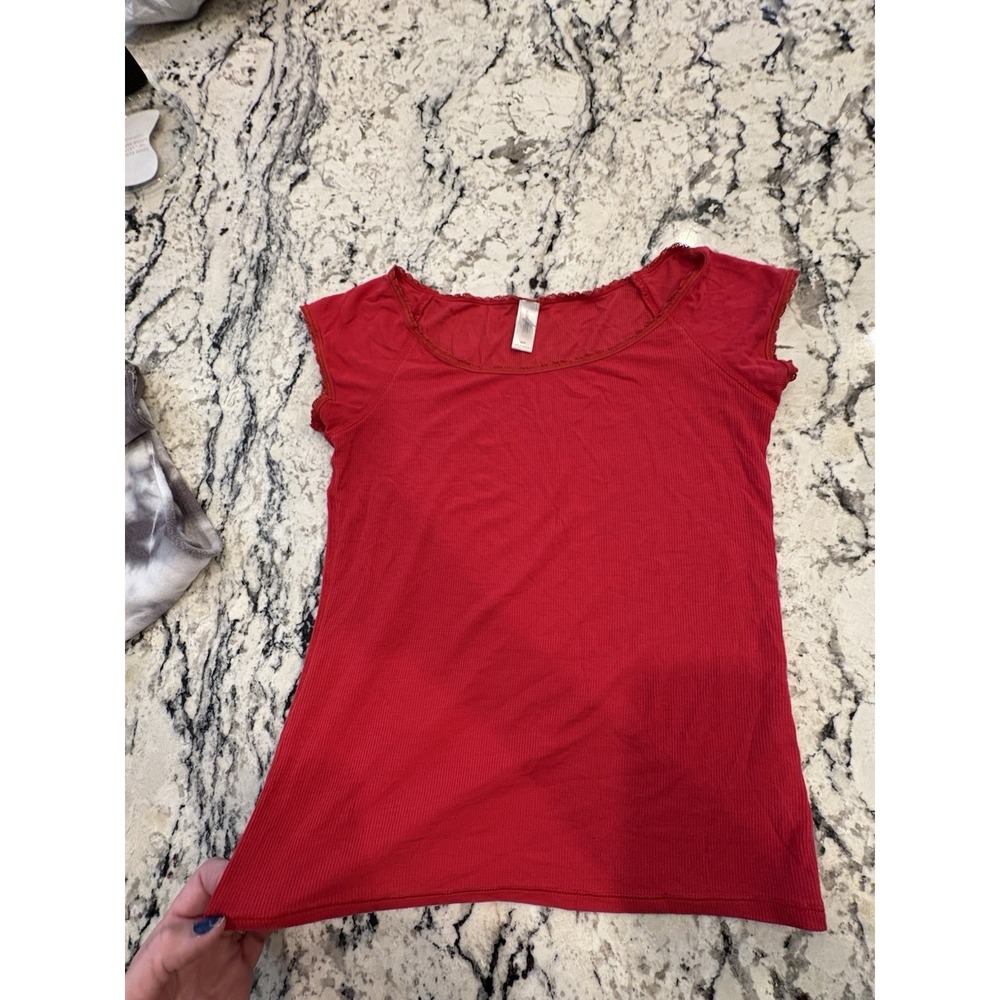 EUC Women's Size SMALL GAP body Red Super Soft Shirt.